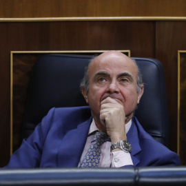 El ministro de Economía, Luis de Guindos, durante la sesión de control al Gobierno en el Congreso de los Diputados. EFE/Juan Carlos Hidalgo