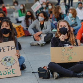Miembros de la plataforma "Fridays for Future" Madrid se manifiesta a favor de la iniciativa internacional para conmemorar el Día de Acción Global por el clima, este viernes en Madrid. EFE/Emilio Naranjo