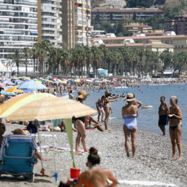 Bañistas disfrutan de la playa de La Malagueta, Málaga. Álex Zea / Europa Press