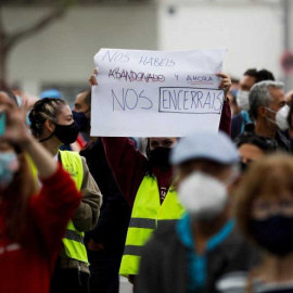 Centenares de personas se concentran este domingo en los alrededores de la Asamblea de Madrid en Vallecas para protestar contra las restricciones de movilidad decretadas por el Gobierno de Isabel Díaz Ayuso EFE/ DAVID FERNÁNDEZ