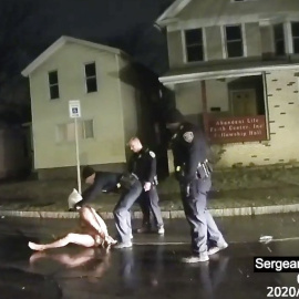 Momento en la que los policías le colocan una capucha en la cabeza a Daniel Prude, a quien le presionaran el rostro contra el pavimento durante dos minutos y falleció. / ROCHESTER POLICE