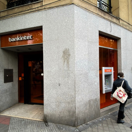 Una mujer camina junto a una oficina del Bankinter. / EUROPA PRESS (Eduardo Parra)