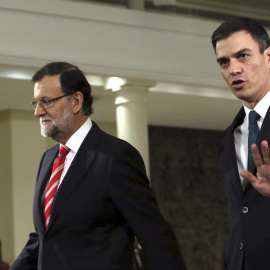 El presidente del Gobierno, Mariano Rajoy, y el secretario general del PSOE, Pedro Sánchez, en una imagen de archivo. EFE