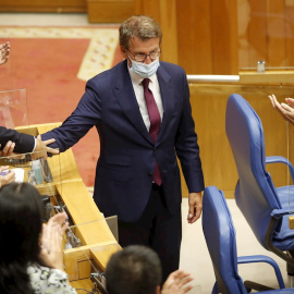 El presidente de la Xunta, Alberto Núñez Feijóo (c), es felicitado por los miembros del grupo popular al ser proclamado presidente tras la votación en el pleno de investidura, hoy jueves en el Parlamento gallego, en Santiago de Compostela. EFE/lavande