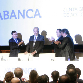 El hasta ahora presidente de Abanca, Javier Echeverría (3i), recibe un aplauso durante la junta de accionistas celebrada en A Coruña, donde ha dejado la presidencia de la entidad en manos de su vicepresidente, Juan Carlos Escotet (3d). EFE/Cabalar