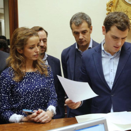 El líder de Ciudadanos, Albert Rivera, y la responsable de la Secretaría de la Mujer de la formación, Patricia Reyes, junto a otros diputados del partido, en una imagen de archivo en el Registro del Congreso. EFE/Mariscal