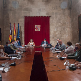 La ministra de Trabajo, Yolanda Díaz, y el ministro de Inclusión, Seguridad Social y Migraciones, José Luis Escrivá, presiden la Mesa de la Comisión de Seguimiento Tripartita Laboral, en Palma de Mallorca. EFE/ Atienza