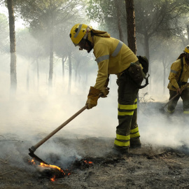 Bomberos trabajan en los alrededores de Mazagón, en Huelva, en el incendio que ha obligado a desalojar a más de 2.000 personas y que continúa acechando el Espacio Natural de Doñana. EFE/Julián Pérez