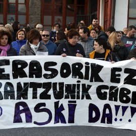 Concentración este miércoles en Abanto y Zierbena, en repulsa por la muerte de dos mujeres con violencia en la localidad vizcaína. EFE/LUIS TEJIDO.