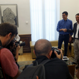 Los secretarios generales del PSOE, Pedro Sánchez, y de Podemos, Pablo Iglesias, se saludan antes de mantener en el Congreso el primer encuentro cara a cara desde hace más de un año para explorar vías de acuerdo entre los dos principales partidos de l