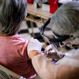 Una enfermera aplica a una mujer una vacuna contra la gripe. EFE/ Juan Ignacio Roncoroni /Archivo