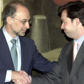 Fotografía de 2003 del entonces ministro de Hacienda en el Gobierno de Aznar, Cristóbal Montoro, con el recién nombrado secretario de Estado de Presupuestos, Ricardo Martínez Rico. EFE