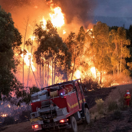 Miembros de la UME trabajan anoche en el incendio de la localidad de Almonaster la Real, en Huelva. /EFE