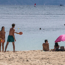 Varias personas en la playa / EFE