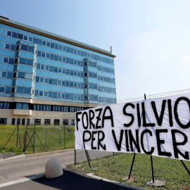 Una muestra de apoyo a Silvio Berlusconi en el hospital de Milán en el que se encuentra ingresado.- EFE