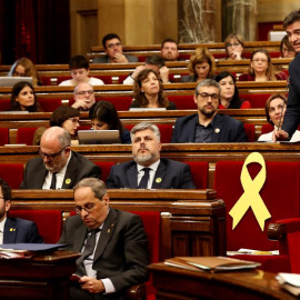 El presidente del grupo parlantario de ERC, Sergi Sabriá (d), hace una pregunta al presidente de la Generalitat, Quim Torra (i). /EFE