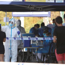 Personal sanitario realizando pruebas de Covid / EFE