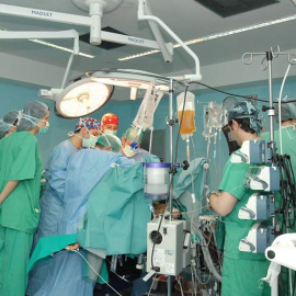 Un quirófano durante un transplante de órganos.