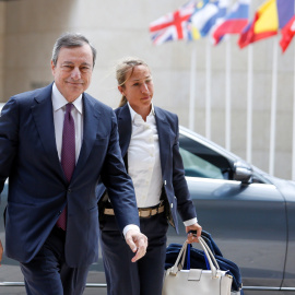 El presidente del Banco Central Europeo (BCE), Mario Draghi, a su llegada a la última reunión de ministros de Economía y Finanzas de la Eurozona (Eurogrupo), en Luxemburgo (Luxemburgo). EFE/ Julien Warnand
