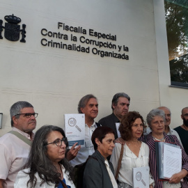 Miembros de Audita Sanidad presentan una denuncia en la Fiscalía Anticorrupción de Madrid este martes.- EUROPA PRESS