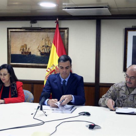 El presidente del Gobierno, Pedro Sánchez, junto a la ministra de Defensa, Margarita Robles, y el general Fernando Alejandre (d), jefe del Estado Mayor de la Defensa. - EFE