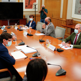 Reunión entre el ministro de Sanidad, Salvador Illa y el consejero de Sanidad madrileño, Enrique Ruiz Escudero, junto a sus equipos técnicos. Fuentes: Comunidad de Madrid.