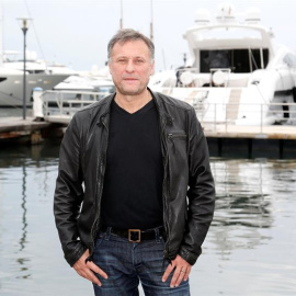 Fotografía del 13 de octubre de 2014 del actor sueco Michael Nyqvist posando durante un acto promocional de la serie de TV '100 Code' durante el evento anual de venta contenidos televisivos MIPCOM en Cannes (Francia). /EFE