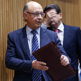 El ministro de Hacienda , Cristóbal Montoro, a su llegada a la comparecencia a petición propia en el Congreso para informar de los efectos de la sentencia del Tribunal Constitucional (TC) que anula la amnistía fiscal. EFE/Paco Campos