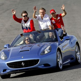 El piloto Fernando Alonso; el presidente de Ferrari, Luca Cordero; el piloto Felipe Massa; el president de la Generalitat, Francisco Camps y la alcaldesa de Valencia, Rita Barberá, a bordo de un Ferrari California(Valencia) /EFE