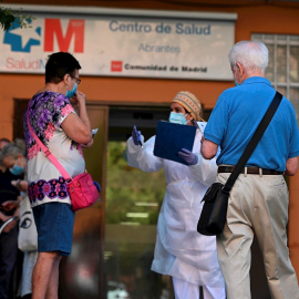 22/09/2020 - Varias personas esperan su turno para las pruebas aleatorias de PCR en el Centro de Salud Abrantes en el distrito de Carabanchel. EFE/ Fernando Villar
