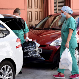 Personal del Servizo Galego de Saúde, SERGAS, a su salida del hotel Finisterre de A Coruña, donde han llevado a cabo un estudio serológico para contrastar más casos de positivos por coronavirus en la plantilla del Fuenlabrada. EFE/CABALAR