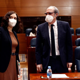 La presidenta de la Comunidad de Madrid, Isabel Díaz Ayuso, conversa con el portavoz socialista, Ángel Gabilondo, al inicio de una nueva sesión de control  en la Asamblea de Madrid. E.P./Pool