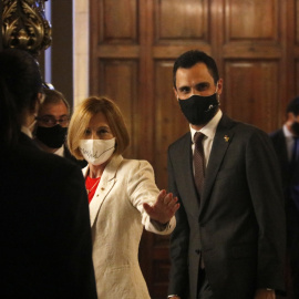 El president del Parlament, Roger Torrent, i l'expresidenta Carme Forcadell entrant al Despatx d'Audiències de la cambra. ACN/Gerard Artigas
