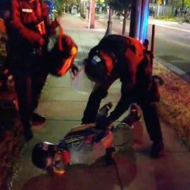 Momento de la detención del periodista Justin Yau mientras cubría una protesta contra el racismo en Portland, Oregon. REUTERS