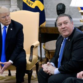 El presidente de EEUU; Donald Trump, y el secretario de Estado, Mike Pompeo, en el Despacho Oval de la Casa Blanca, durante la recepción al pastor protetante Andrew Brunson y su familia tras se liberado por Turquía. EFE/EPA/OLIVIER DOULIERY