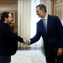 El rey Felipe VI recibe en audiencia al líder de Unidas Podemos Pablo Iglesias, en la segunda jornada de la ronda de consultas sobre la investidura de Pedro Sánchez. /EFE