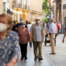 Imagen de viandantes con mascarillas por la calle Tetuán de Sevilla. EFE/Raúl Caro/Archivo