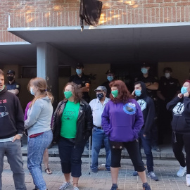 Activistas tratan de parar el desahucio de Araceli, una mujer de 70 años con una menor a su cargo./ Guillermo Martínez