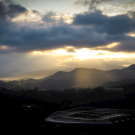 Vista del amanecer sobre el estadio Reale Arena de San Sebastián. EFE/ Javier Etxezarreta
