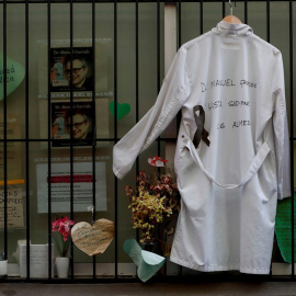 Una bata de médico con un mensaje de despedida al doctor Manuel Garrido, fallecido a causa del COVID-19, cuelga junto a varias cartas de agradecimiento a su trabajo en el exterior del centro de salud Alameda de Madrid. EFE/Mariscal/Archivo