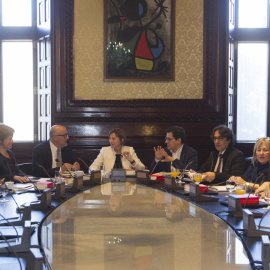 La presidenta del Parlament, Carme Forcadell, en el centro de la imagen, durante la reunión de la Mesa del Parlament donde se debate la propuesta de JxSí para reformar el reglamento del Parlament. EFE/Marta Pérez