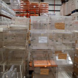 Urnas electorales depositadas en Alcalá de Henares, cerca de Madrid. REUTERS/Andrea Comas