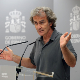 El director del Centro de Coordinación de Alertas y Emergencias Sanitarias, Fernando Simón, comparece en rueda de prensa para dar cuenta de los últimos datos de la pandemia de coronavirus en España. EFE/ Kiko Huesca