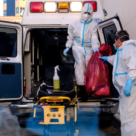 Los técnicos de emergencia limpian sus materiales fuera del Memorial West Hospital, donde se trata a los pacientes con coronavirus en Pembroke Pines, Florida, EEUU, 13 de julio de 2020. REUTERS / Maria Alejandra Cardona / Foto de archivo
