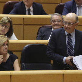El ministro de Hacienda, Cristóbal Montoro y la titular de Defensa, María Dolores de Cospedal, durante la sesión de control al Gobierno en el pleno del Senado. /EFE