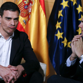 El secretario general del PSOE, Pedro Sánchez, y el presidente de Ciudadanos, Albert Rivera, en una de sus antiguas reuniones del pacto de investidura post 20-D. Archivo EFE