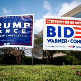 Los letreros de patio que apoyan al presidente de los Estados Unidos, Donald Trump, y al candidato presidencial demócrata de los Estados Unidos y exvicepresidente Joe Biden. REUTERS / Al Drago