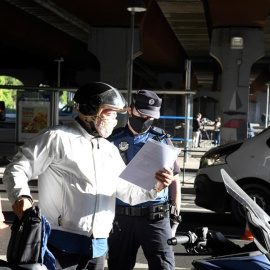 Efectivos de la Policía Local realizan controles en Puente de Vallecas, Madrid. EFE/Víctor Lerena/Archivo