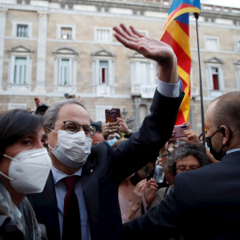 28/09/2020.- El presidente de la Generalitat, Quim Torra (c), abandona el Palau de la Generalitat después de que el Tribunal Supremo confirmase su condena de año y medio de inhabilitación. / EFE - Toni Albir
