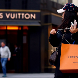 Una tienda de Louis Vuitton, una de las principales enseñas del grupo de jujo LVMH, en Viena. REUTERS/Lisi Niesner